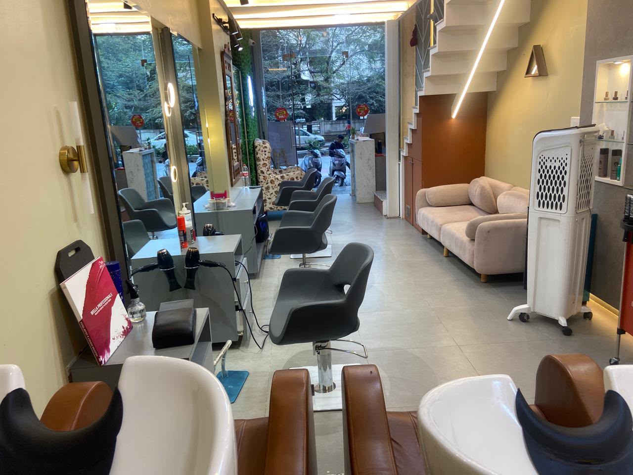 Unisex Salon Monk In Vogue